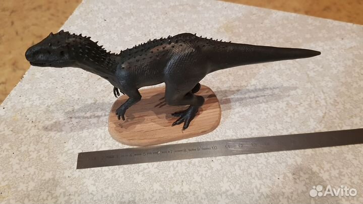 Статуэтка динозавра из бронзы под патиной