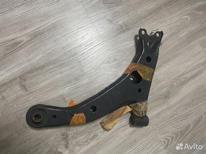 Рычаг подвески передний правый Toyota Corolla