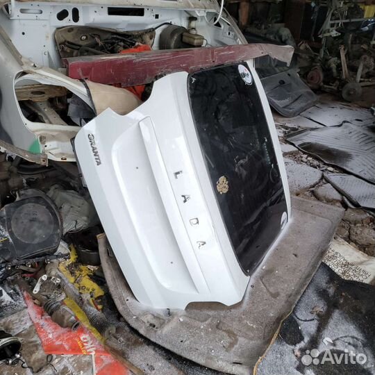 Крышка багажника белая на гранту хэтчбек 21г