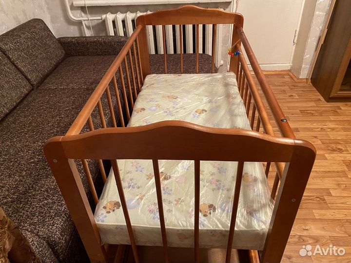 Детская кроватка с маятником и ящиком (с матрасом)