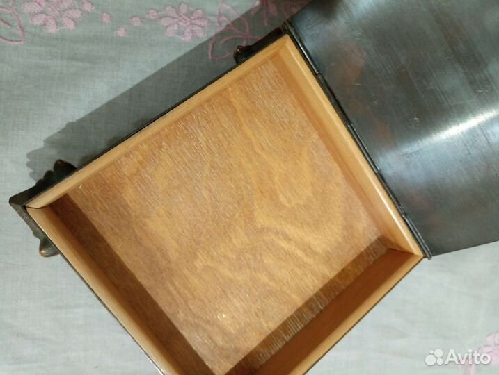 Антикварная шкатулка с вышивкой