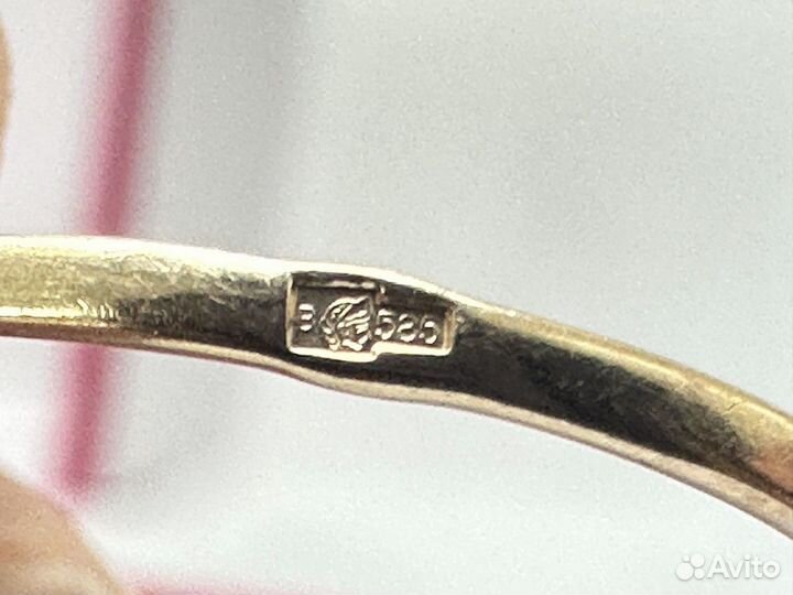 Кольцо с камнями золотое