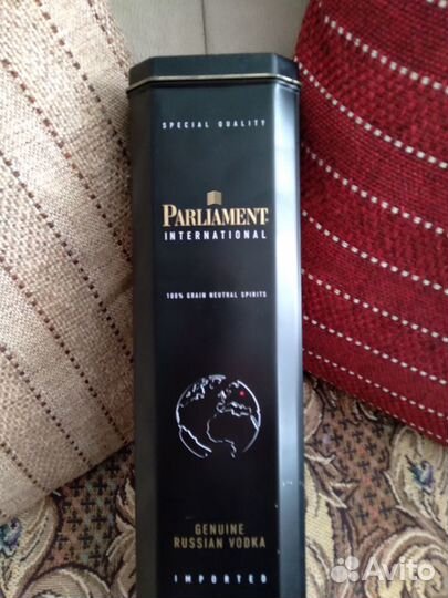 Бутылка и коробка из под виски