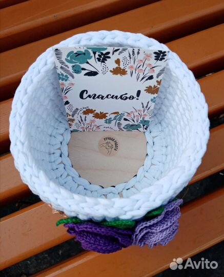 Корзинка из трикотажной пряжи с цветами