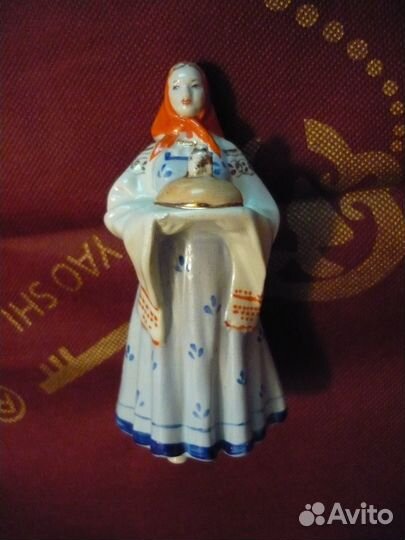 Статуэтка фарфоровая 