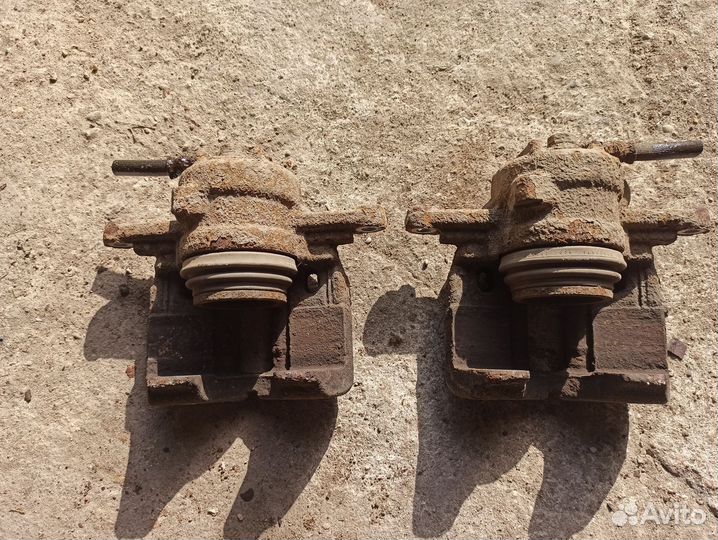 Суппорт тормозной Mitsubishi Colt Z30