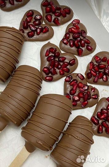 Банан, гранат в шоколаде