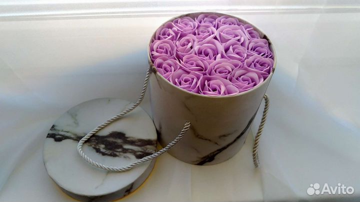 Мыльные розы в шляпной коробке