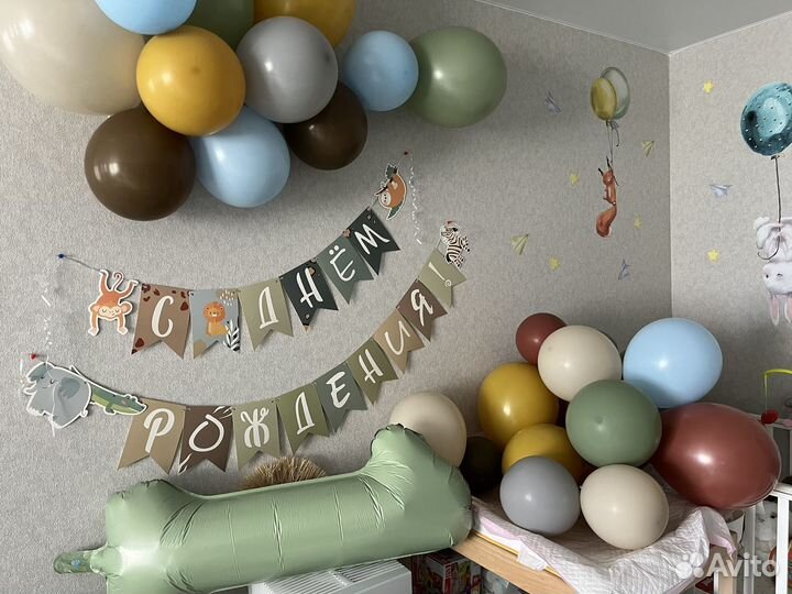 Декор из шариков и бумажная гирлянда на годик