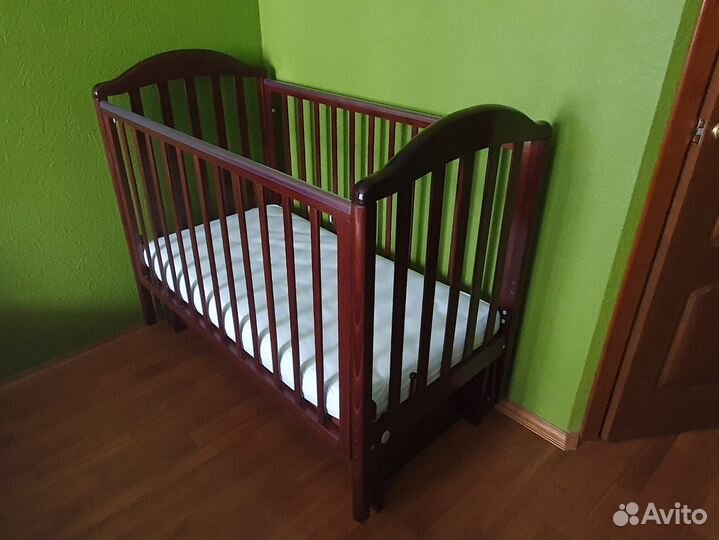 Детская кроватка с маятником и ящиком