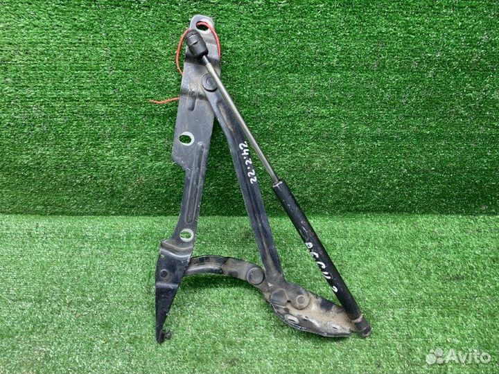 Петля багажника задняя левая Audi A6 C4