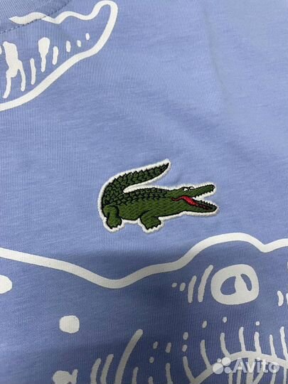 Футболка Lacoste на руках