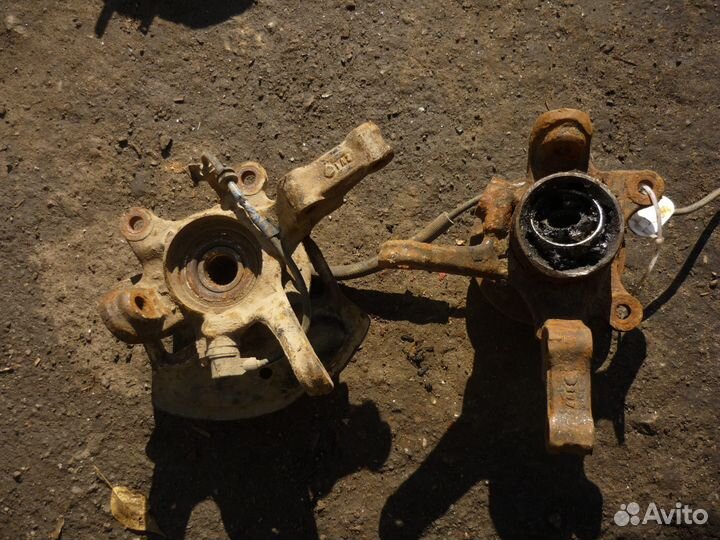 Поворотный кулак передний правый Nissan almera n16