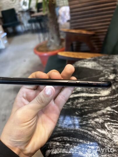 Телефон iPhone XR