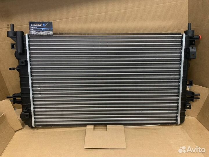 Радиатор охлаждения Astra H/Zafira B 1,6/1,8 МКПП