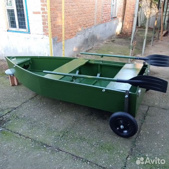 Лодка с вёслами