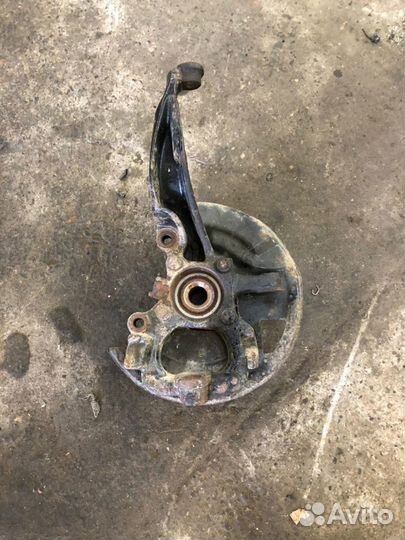 Кулак поворотный передний левый Land Rover Disco 3