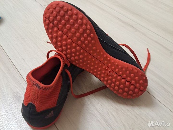 Футбольные бутсы adidas predator