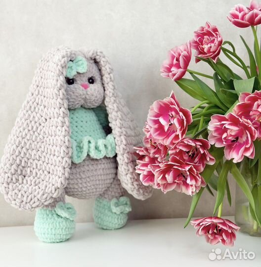 Вязаные игрушки плюшевая зайка