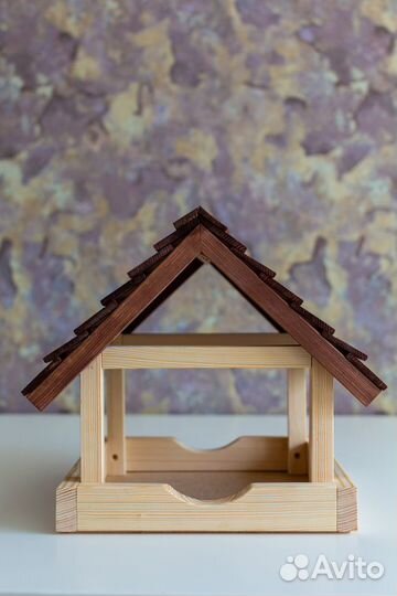 Кормушка для птиц и белок из дерева