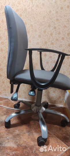 Компьютерное кресло с тремя легулировками