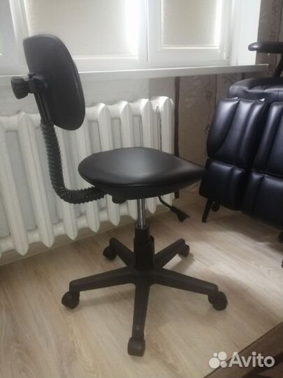 Стул для мастера с регулировкой высоты