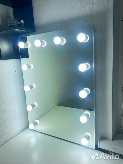 Гримерное зеркало с лампочками