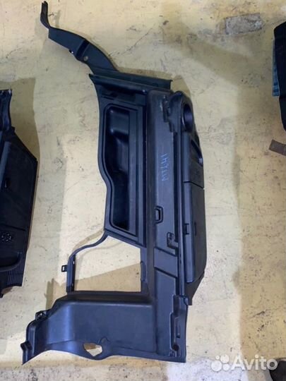 Обшивка багажника задняя правая Land Rover