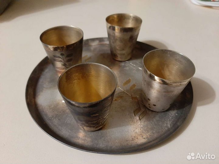 Мельхиоровые стопки на подносе