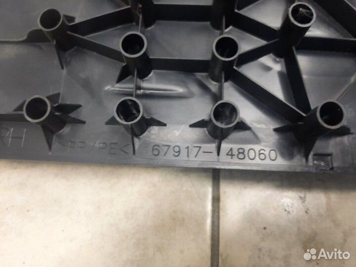 Накладка на порог салона задняя правая Toyota