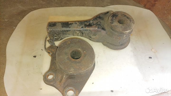 Тойота Сюрф 130 рычаг передний верхний бу