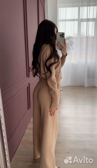 Трикотажный костюм бежевый