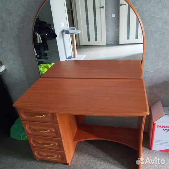 Продам туалетный столик