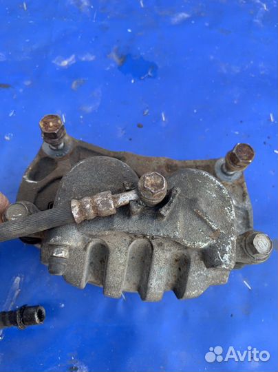 Суппорт передний левый subaru forester SG5