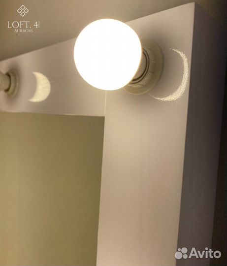 Гримерное зеркало с лампочками