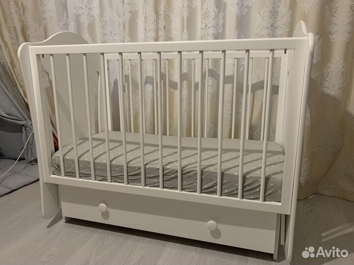 Детская кроватка с маятником и ящиком