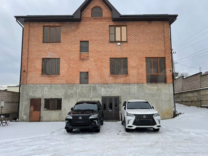 Дом 457 м² на участке 12 сот.