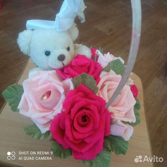 Сладкие букеты и композиции из цветов с конфетами