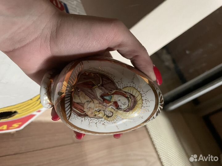 Фарфоровая посуда, статуэтка и яйцо