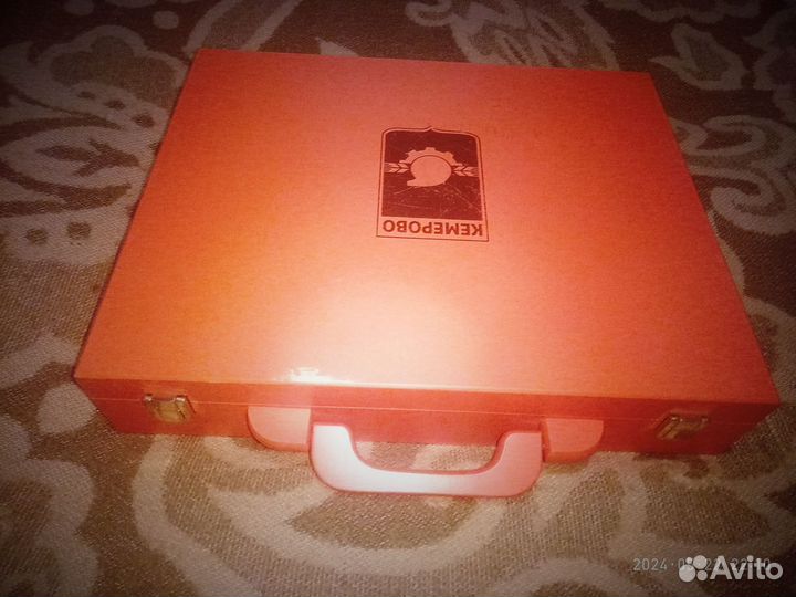 Оранжевый ящик деревянный