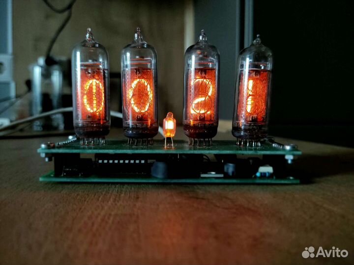 Ретро часы на радио лампах ин