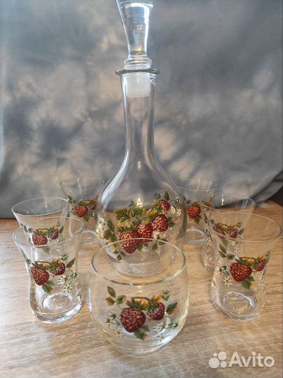 Графин и стопки стеклянные