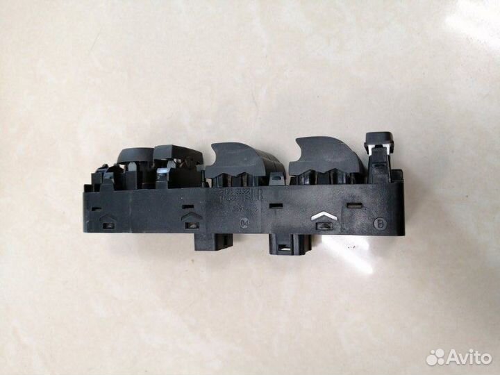 Блок стеклоподъемников Renault Fluence седан