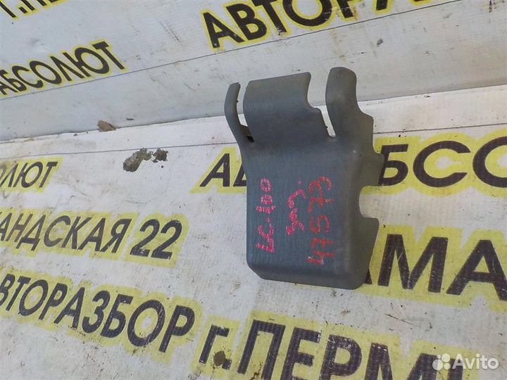 Крышка кронштейна сиденья Toyota Land Cruiser 100