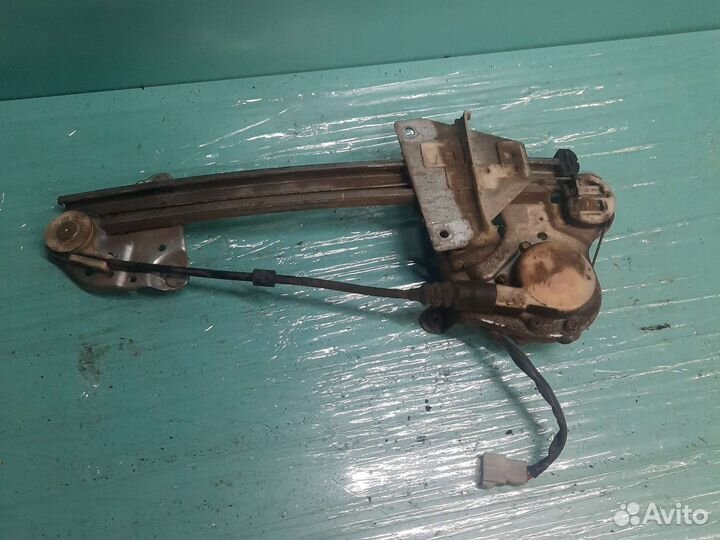 Задний левый стеклоподъёмник mazda 626 ge