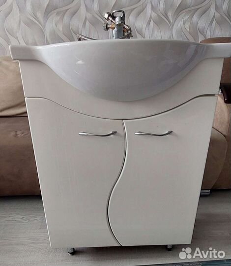 Полка настенная навесная, тумба с раковиной