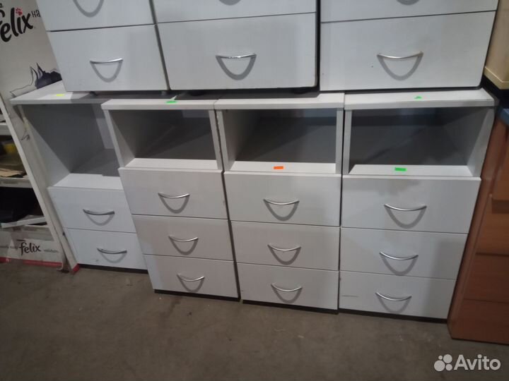 Белая тумбочка