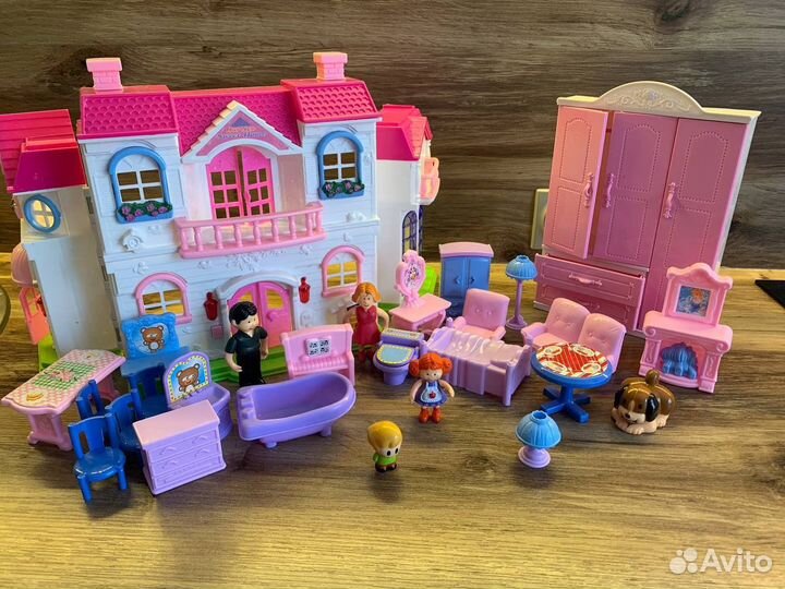 Кукольный домик с игрушками