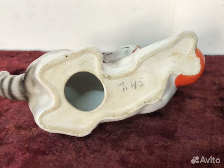 Статуэтка фарфор Котенок с мячом ГДР