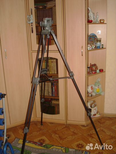 Штатив для видеокамеры